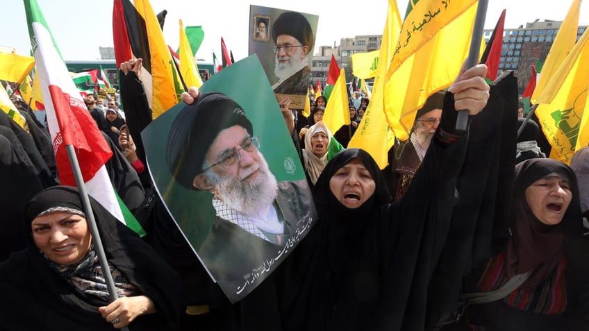 Anti-Israel protesters hold Khamenei's photo in Iran