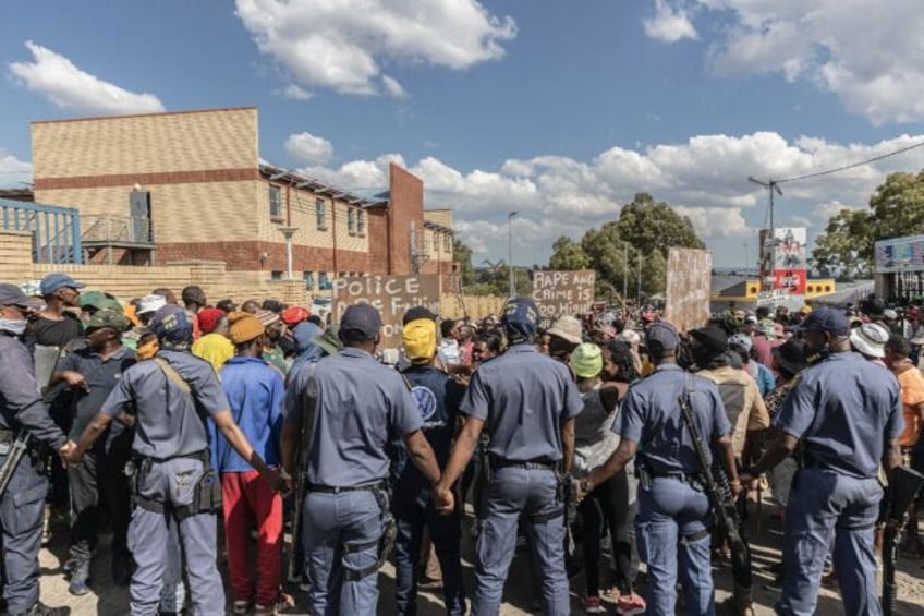 7 burned to death in s africa township mob attack police