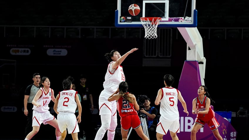 Zhang Ziyu gets rebound