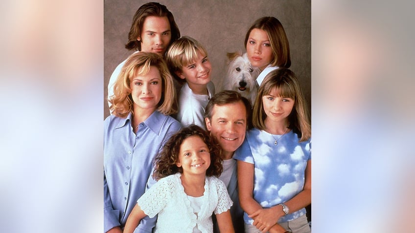 The cast of 7th heaven, including Stephen Collins, Beverley Mitchell, David Gallagher, Catherine Hicks, Jessica Biel, Barry Watson and Mackenzie Rosman in various hues of blue pose in character