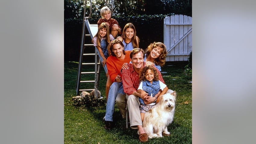 David Gallagher, Beverley Mitchell, Jessica Biel, Barry Watson, Stephen Collins, Catherine Hicks, MacKenzie Rosman, Happy the dog pose on top of a metal ladder