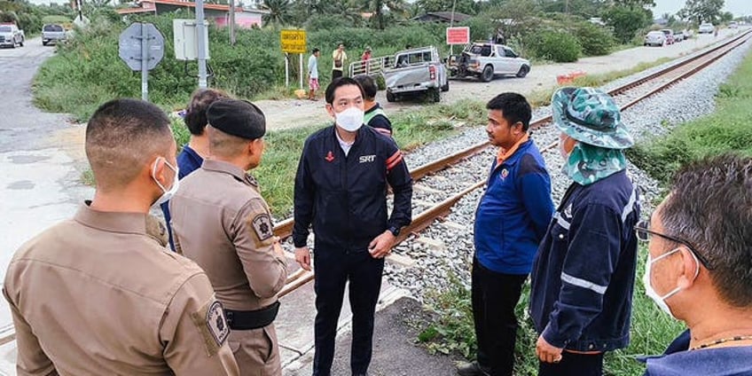 8 dead 4 injured in thailand after train collides with pickup truck