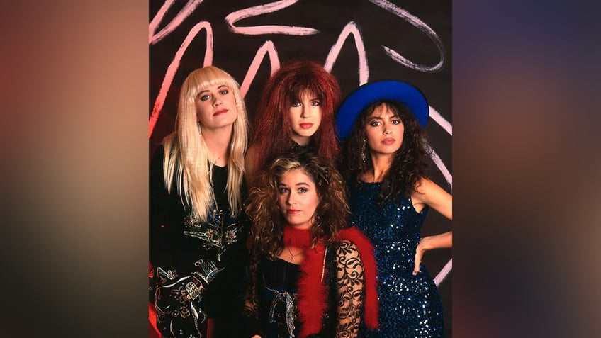 Vicki Peterson, Debbi Peterson, Susanna Hoffs, Michael Steele of the Bangles pose in a photo