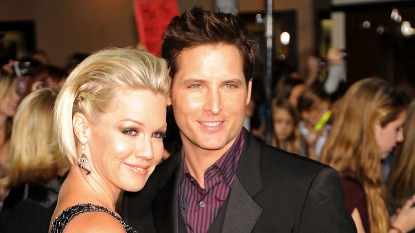 Peter Facinelli and Jennie Garth on the red carpet