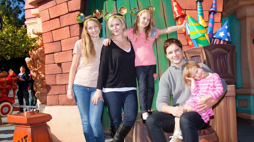 Garth and Facinelli with their kids