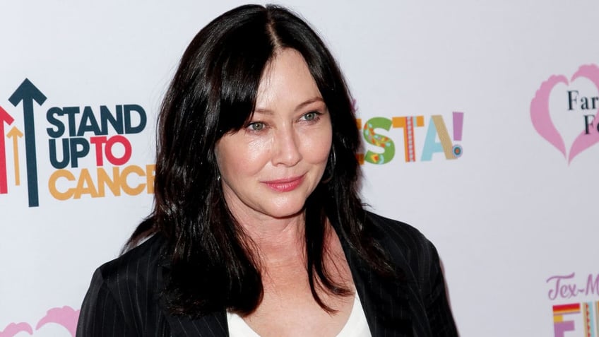 90210 star shannen doherty reveals shes fighting for her life in emotional speech