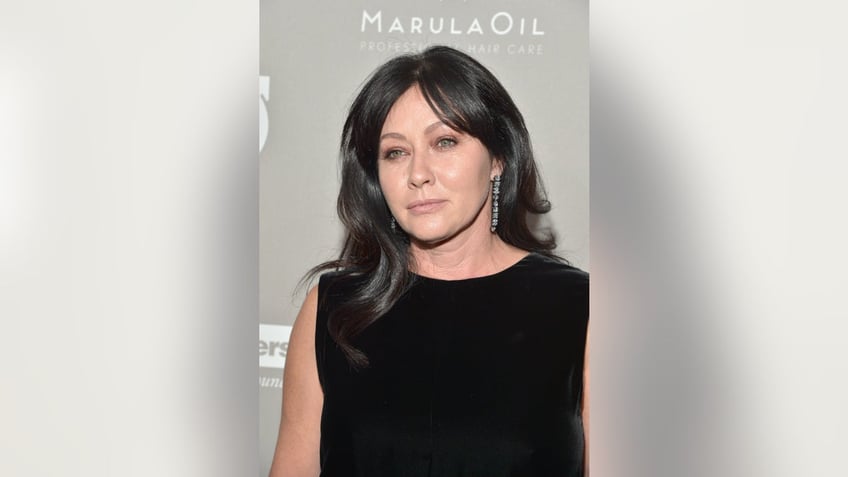 90210 star shannen doherty reveals shes fighting for her life in emotional speech