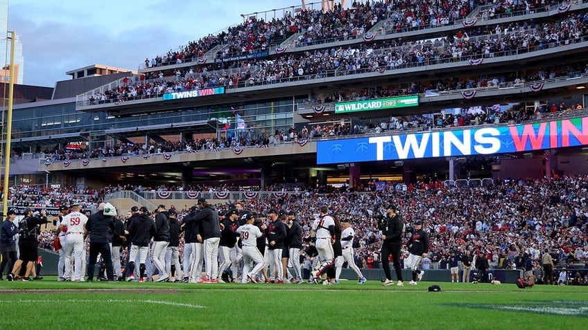 a look back on what life was like when twins last won postseason series