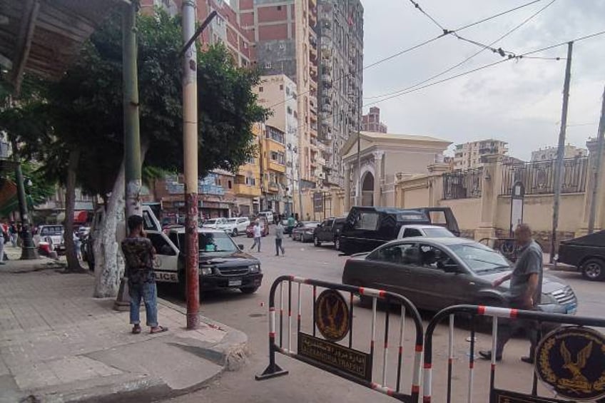 a policeman in egypt killed 2 israelis and 1 egyptian at a tourist site in alexandria