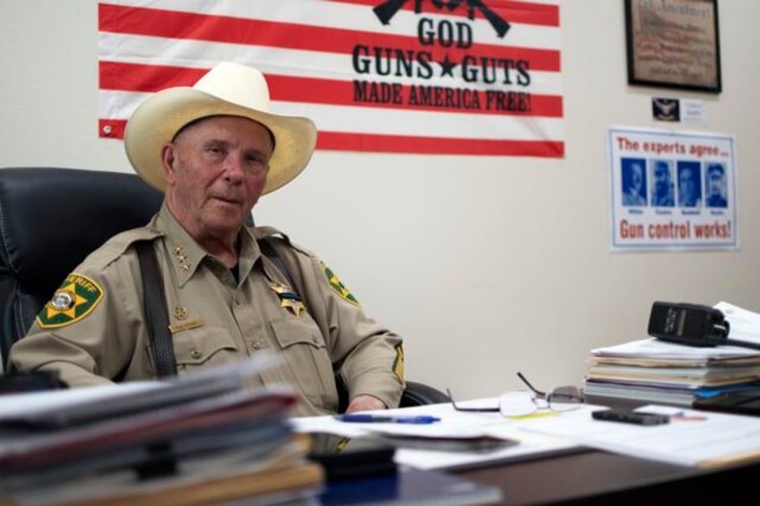 a right wing sheriffs group that challenges federal law is gaining acceptance around the country