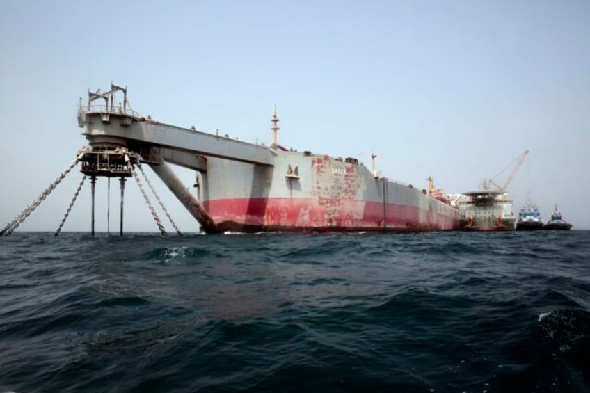 a salvage team is set to begin siphoning oil out of rusting tanker moored off yemen un says
