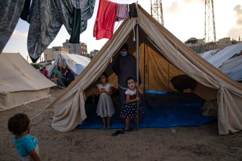 a tent camp for displaced palestinians pops up in southern gaza reawakening old traumas