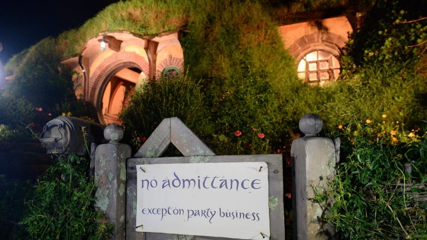 Bag End in Hobbiton with sign in front of Bilbo Baggins' home