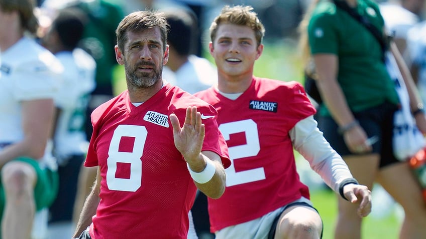 aaron rodgers blitzes big pharma seemingly praises novak djokovics covid vaccine decision at us open