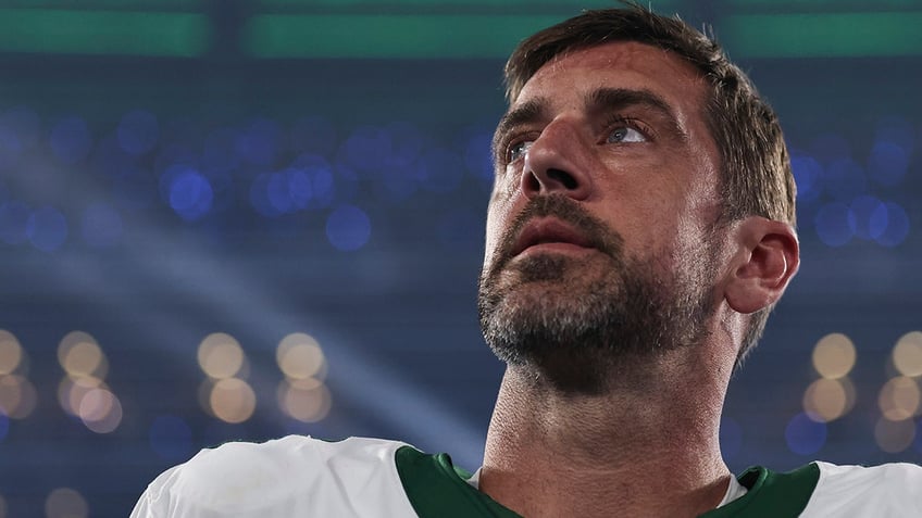 aaron rodgers calls out jets offense over sideline spats we need to hold our poise a little better