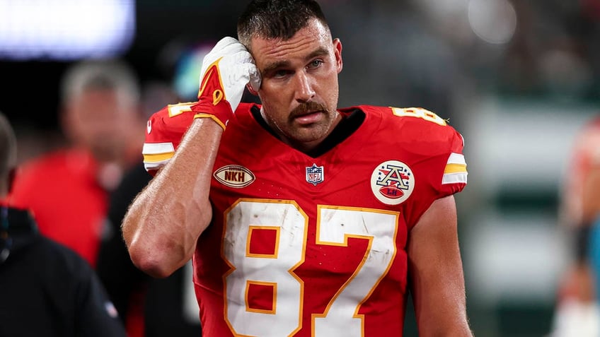 aaron rodgers calls travis kelce mr pfizer while talking about jets performance against chiefs