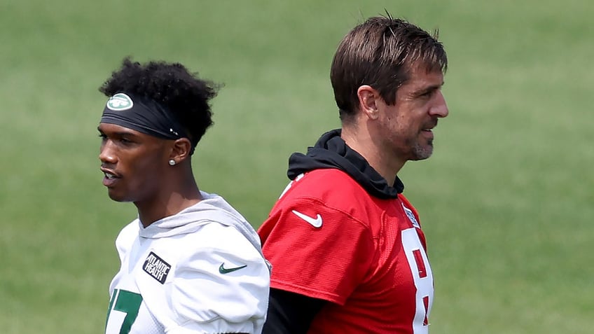 aaron rodgers hits garrett wilson for viral touchdown catch at jets practice as chemistry develops