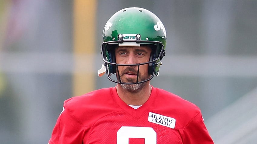 aaron rodgers hits garrett wilson for viral touchdown catch at jets practice as chemistry develops