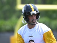 Aaron Rodgers refuses to sign autograph for fan because he didn't know enough details about a 2005 game