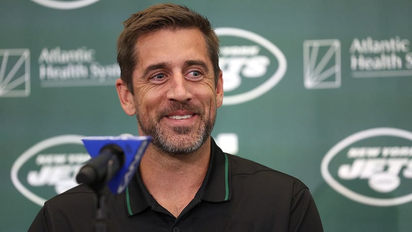 Aaron Rodgers behind the podium as he is announced as the New York Jets newest QB