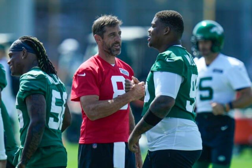 aaron rodgers sharing info and making sure his new jets teammates have their brains turned on