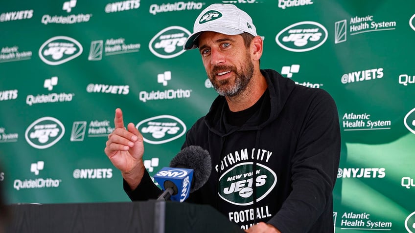 aaron rodgers takes 35 million pay cut with jets in new deal that runs through 2024 reports