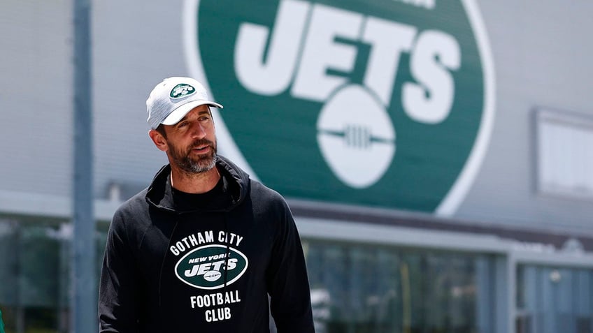 aaron rodgers takes 35 million pay cut with jets in new deal that runs through 2024 reports