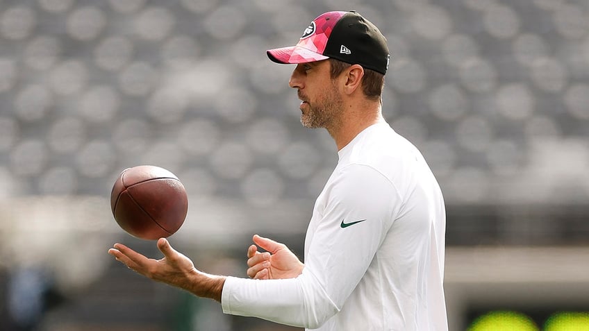 aaron rodgers throws on jets field during pregame warm ups just weeks after achilles surgery