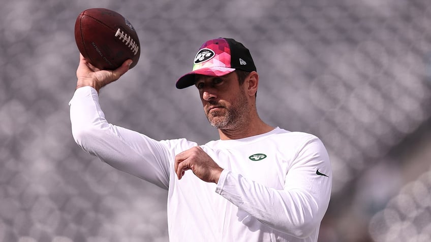 aaron rodgers throws on jets field during pregame warm ups just weeks after achilles surgery