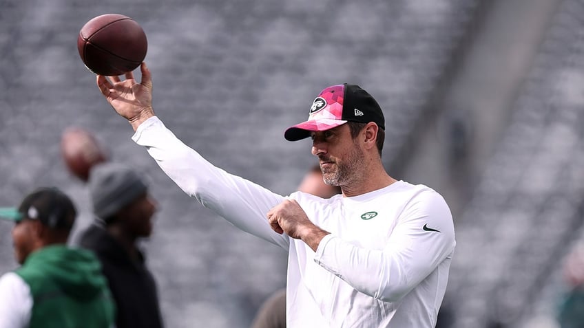 aaron rodgers throws on jets field during pregame warm ups just weeks after achilles surgery