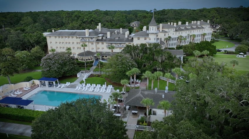 abby hornacek encounters spooky sightings after checking in to historic rumored to be haunted georgia resort