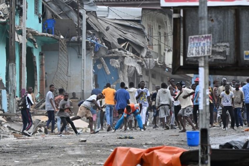 Residents confront Ivory Coast security forces as they are expelled from homes in an Abidj