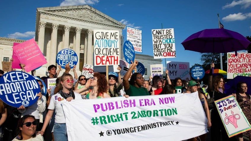 Pro-choice protesters outside SCOTUS