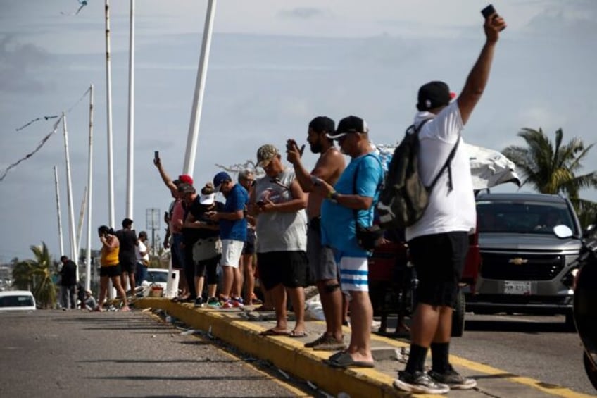 acapulco hurricane survivors still struggling to get word to loved ones