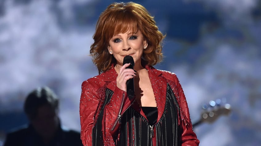 Reba McEntire hosts the 54th ACM awards