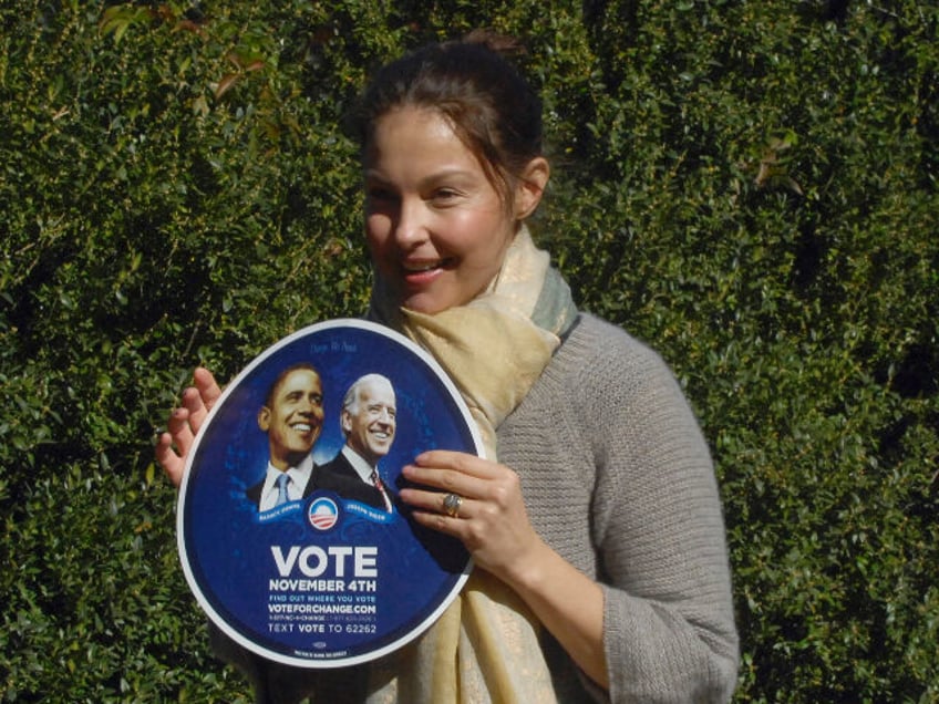 CHAPEL HILL, NC - OCTOBER 30: Actress Ashley Judd (L) and Valerie Biden Owens, sister of D