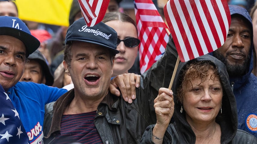 Mark Ruffalo and Susan Sarandon at "No Kings" rally