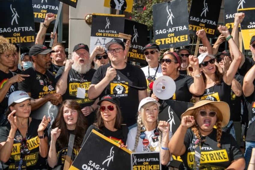 actors and hollywood studios hold strike talks