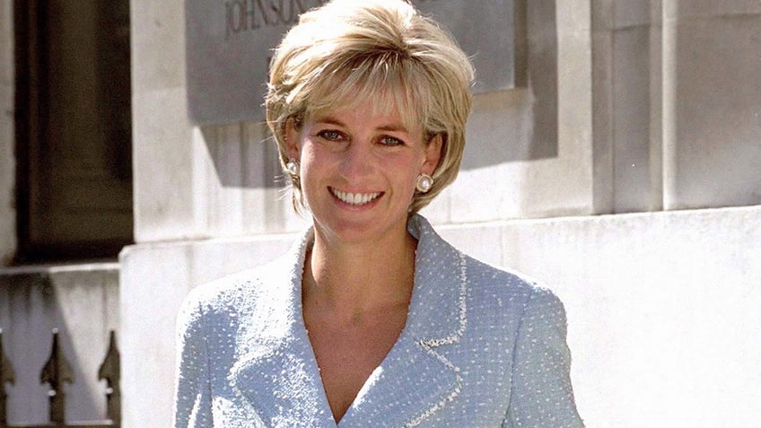 actress portraying princess diana claims fake paparazzi felt incredibly invasive on set of the crown