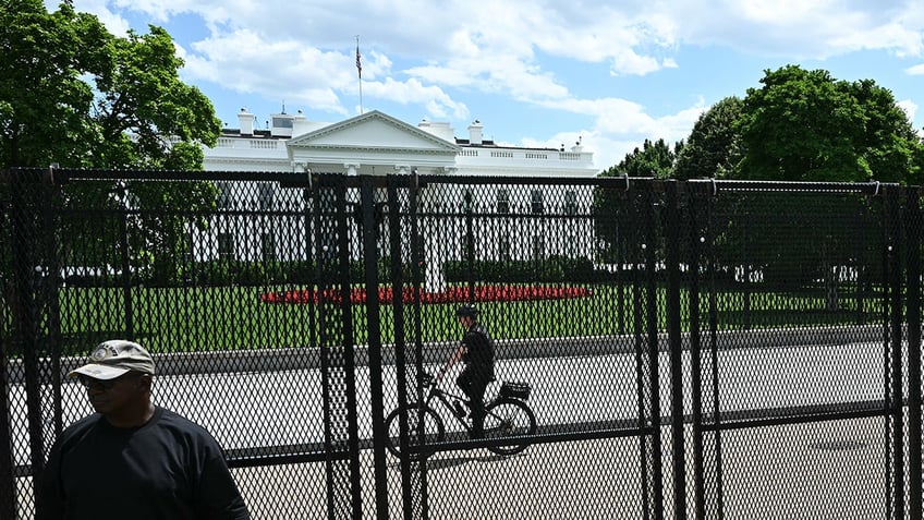 White House barrier
