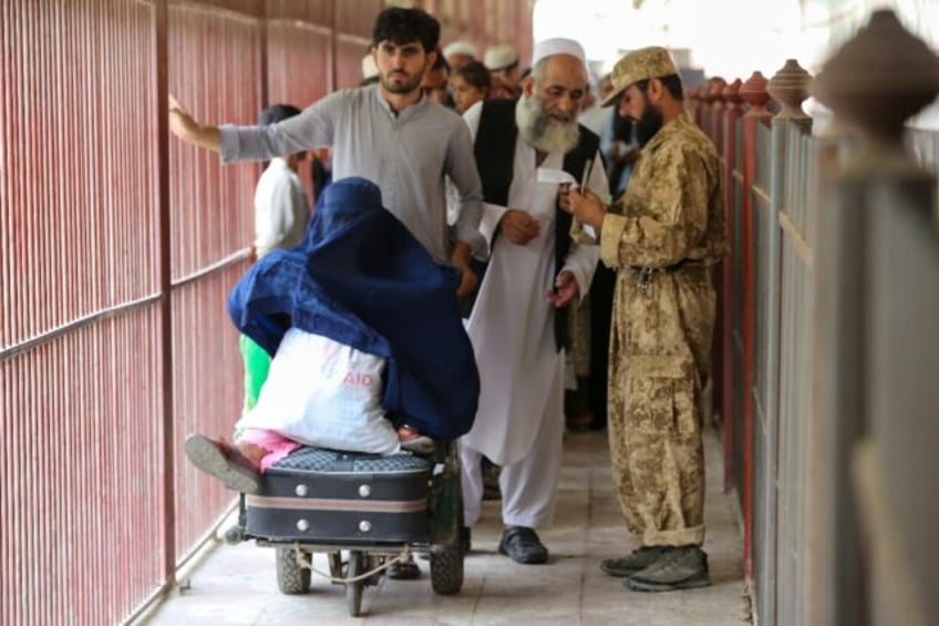 afghan pakistan border crossing reopens a week after fighting