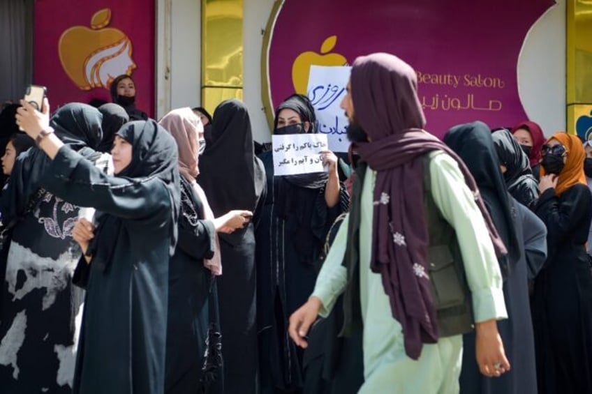 afghan women protest against beauty parlour ban