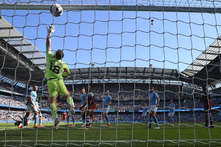 Fallen Mohammed Kudus (L) scores for West Ham in a 3-1 Premier League defeat at Manchester