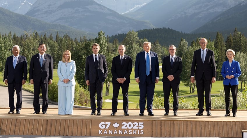 G7 leaders in a line