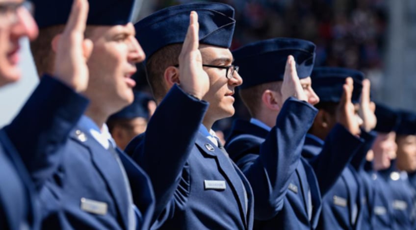 air force restarts bonuses less than 2 weeks after saying it was too low on cash