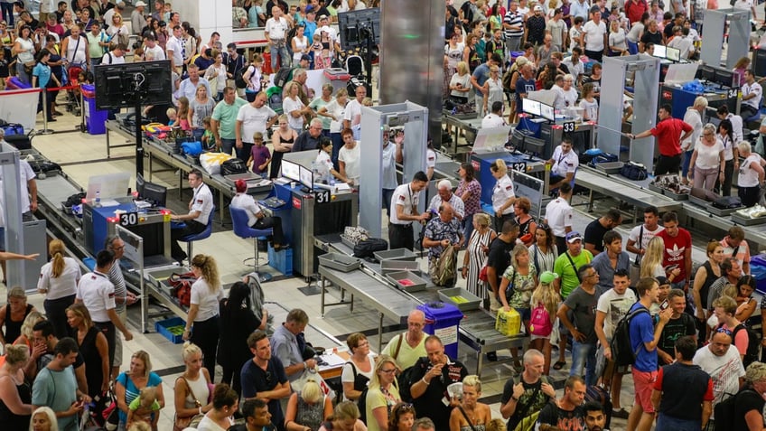 busy TSA lines