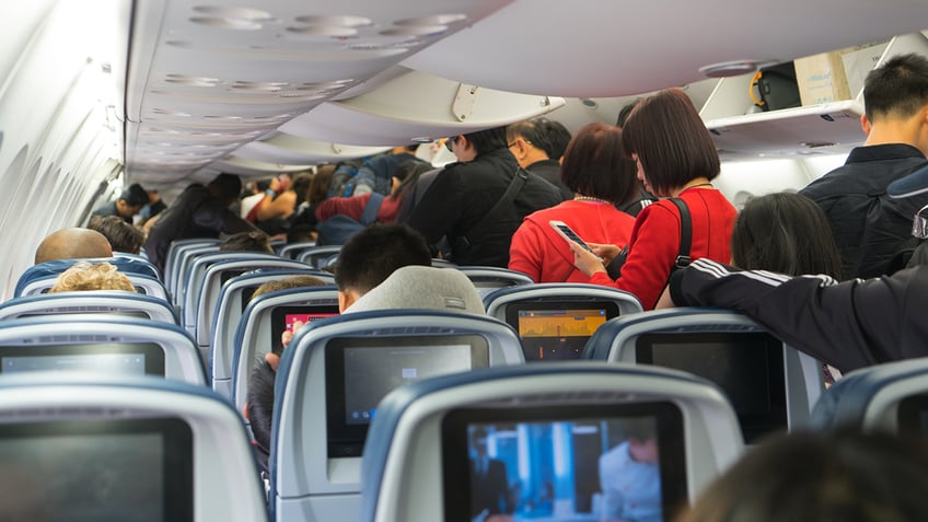 flight passengers crowding plane