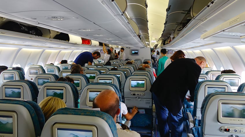 flight passengers crowding plane