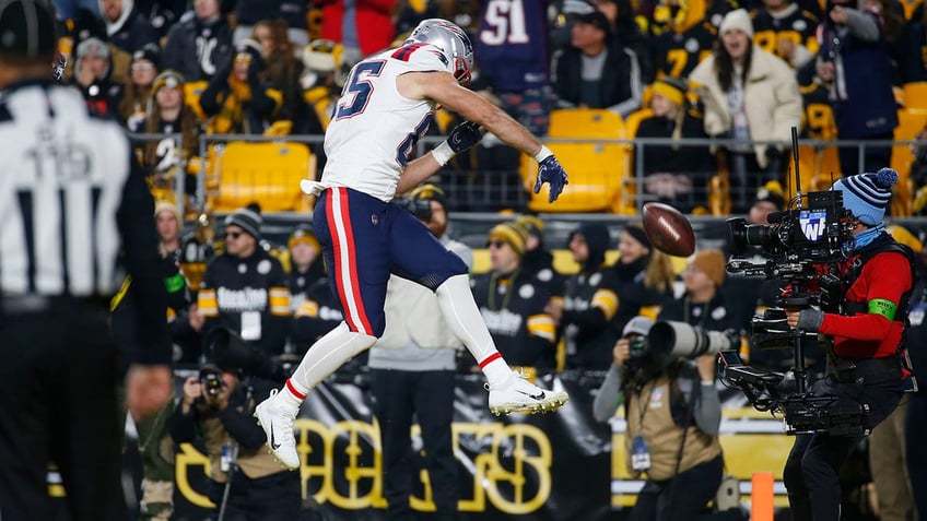 al michaels baffled over steelers bizarro play call in final minutes of loss to patriots