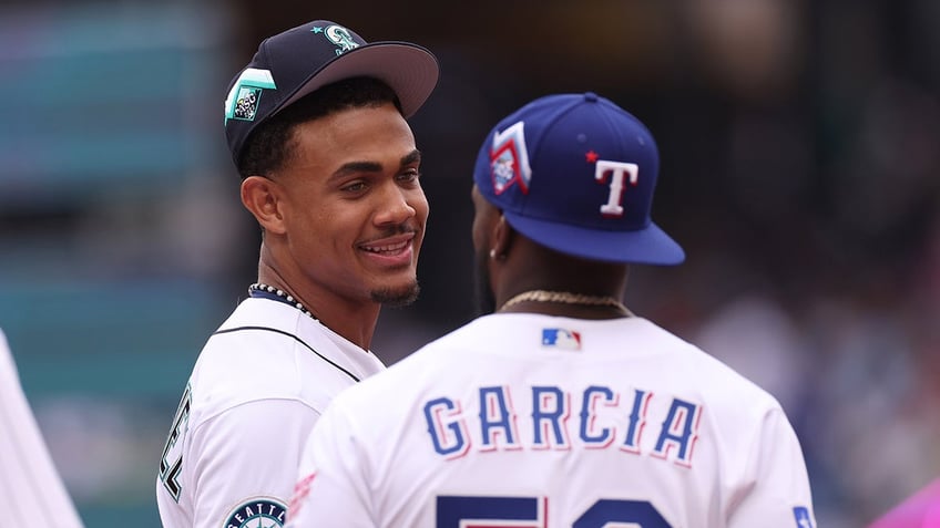 al west teams vie for final wild card spot nl race heats up as mlb season enters final week